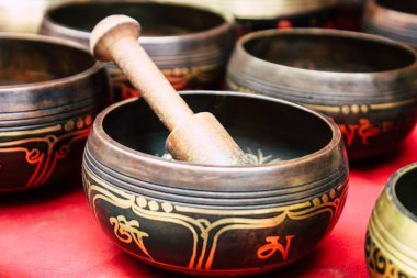 Katmandu Nepal 22 Ağustos 2018 Tibet kase Closeup sabah Katmandu Thamel Street bir Hediyelik eşya dükkanında satılan