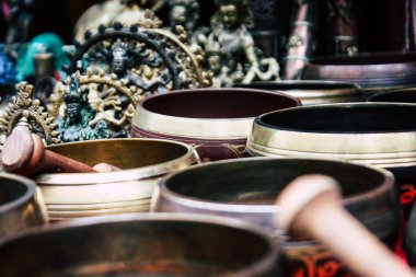 Katmandu Nepal 22 Ağustos 2018 Tibet kase Closeup sabah Katmandu Thamel Street bir Hediyelik eşya dükkanında satılan
