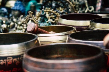 Katmandu Nepal 22 Ağustos 2018 Tibet kase Closeup sabah Katmandu Thamel Street bir Hediyelik eşya dükkanında satılan