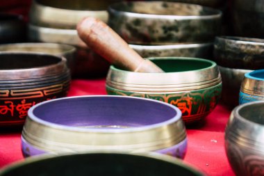 Katmandu Nepal 22 Ağustos 2018 Tibet kase Closeup sabah Katmandu Thamel Street bir Hediyelik eşya dükkanında satılan