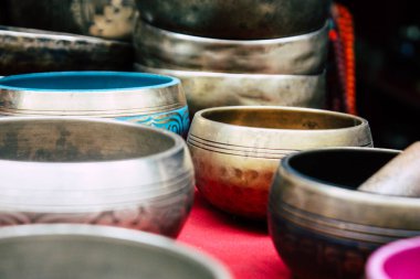 Katmandu Nepal 22 Ağustos 2018 Tibet kase Closeup sabah Katmandu Thamel Street bir Hediyelik eşya dükkanında satılan