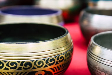 Katmandu Nepal 22 Ağustos 2018 Tibet kase Closeup sabah Katmandu Thamel Street bir Hediyelik eşya dükkanında satılan