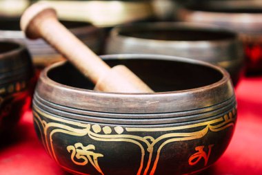 Katmandu Nepal 22 Ağustos 2018 Tibet kase Closeup sabah Katmandu Thamel Street bir Hediyelik eşya dükkanında satılan