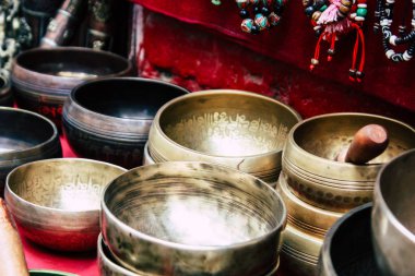 Katmandu Nepal 22 Ağustos 2018 Tibet kase Closeup sabah Katmandu Thamel Street bir Hediyelik eşya dükkanında satılan