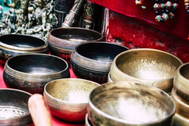 Katmandu Nepal 22 Ağustos 2018 Tibet kase Closeup sabah Katmandu Thamel Street bir Hediyelik eşya dükkanında satılan
