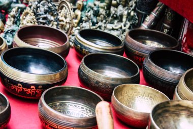 Katmandu Nepal 22 Ağustos 2018 Tibet kase Closeup sabah Katmandu Thamel Street bir Hediyelik eşya dükkanında satılan