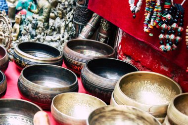 Katmandu Nepal 22 Ağustos 2018 Tibet kase Closeup sabah Katmandu Thamel Street bir Hediyelik eşya dükkanında satılan