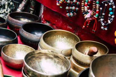 Katmandu Nepal 22 Ağustos 2018 Tibet kase Closeup sabah Katmandu Thamel Street bir Hediyelik eşya dükkanında satılan