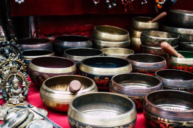 Katmandu Nepal 22 Ağustos 2018 Tibet kase Closeup sabah Katmandu Thamel Street bir Hediyelik eşya dükkanında satılan