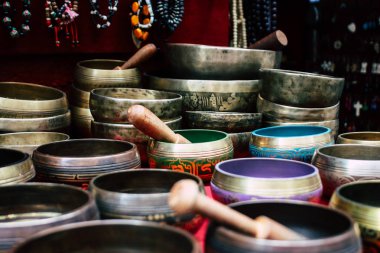 Katmandu Nepal 22 Ağustos 2018 Tibet kase Closeup sabah Katmandu Thamel Street bir Hediyelik eşya dükkanında satılan