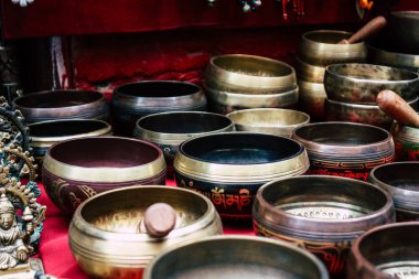 Katmandu Nepal 22 Ağustos 2018 Tibet kase Closeup sabah Katmandu Thamel Street bir Hediyelik eşya dükkanında satılan