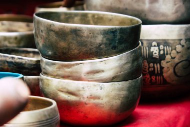 Katmandu Nepal 22 Ağustos 2018 Tibet kase Closeup sabah Katmandu Thamel Street bir Hediyelik eşya dükkanında satılan