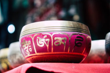 Katmandu Nepal 22 Ağustos 2018 Tibet kase Closeup sabah Katmandu Thamel Street bir Hediyelik eşya dükkanında satılan
