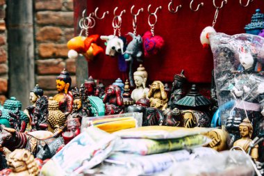 Katmandu Nepal 22 Ağustos 2018 Nepalce Closeup dekoratif objeler sabah Katmandu Thamel Street bir Hediyelik eşya dükkanında satılan