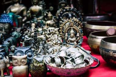 Katmandu Nepal 22 Ağustos 2018 Nepalce Closeup dekoratif objeler sabah Katmandu Thamel Street bir Hediyelik eşya dükkanında satılan