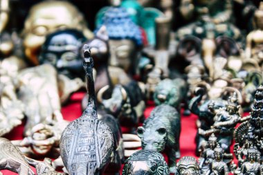 Katmandu Nepal 22 Ağustos 2018 Nepalce Closeup dekoratif objeler sabah Katmandu Thamel Street bir Hediyelik eşya dükkanında satılan