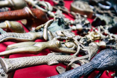 Katmandu Nepal 22 Ağustos 2018 Nepalce Closeup dekoratif objeler sabah Katmandu Thamel Street bir Hediyelik eşya dükkanında satılan