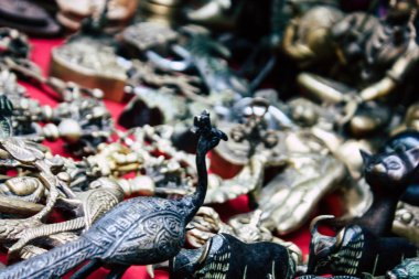 Katmandu Nepal 22 Ağustos 2018 Nepalce Closeup dekoratif objeler sabah Katmandu Thamel Street bir Hediyelik eşya dükkanında satılan