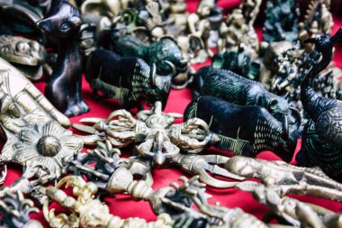 Katmandu Nepal 22 Ağustos 2018 Nepalce Closeup dekoratif objeler sabah Katmandu Thamel Street bir Hediyelik eşya dükkanında satılan