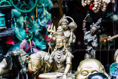 Katmandu Nepal 22 Ağustos 2018 Nepalce Closeup dekoratif objeler sabah Katmandu Thamel Street bir Hediyelik eşya dükkanında satılan