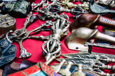 Katmandu Nepal 22 Ağustos 2018 Nepalce Closeup dekoratif objeler sabah Katmandu Thamel Street bir Hediyelik eşya dükkanında satılan