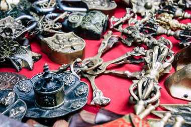 Katmandu Nepal 22 Ağustos 2018 Nepalce Closeup dekoratif objeler sabah Katmandu Thamel Street bir Hediyelik eşya dükkanında satılan