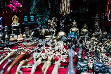Katmandu Nepal 22 Ağustos 2018 Nepalce Closeup dekoratif objeler sabah Katmandu Thamel Street bir Hediyelik eşya dükkanında satılan