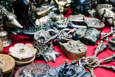 Katmandu Nepal 22 Ağustos 2018 Nepalce Closeup dekoratif objeler sabah Katmandu Thamel Street bir Hediyelik eşya dükkanında satılan