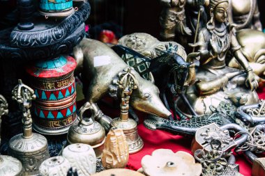 Katmandu Nepal 22 Ağustos 2018 Nepalce Closeup dekoratif objeler sabah Katmandu Thamel Street bir Hediyelik eşya dükkanında satılan