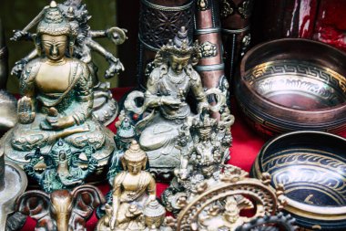 Katmandu Nepal 22 Ağustos 2018 Nepalce Closeup dekoratif objeler sabah Katmandu Thamel Street bir Hediyelik eşya dükkanında satılan