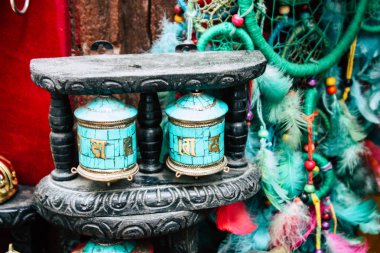 Katmandu Nepal 22 Ağustos 2018 Nepalce Closeup dekoratif objeler sabah Katmandu Thamel Street bir Hediyelik eşya dükkanında satılan