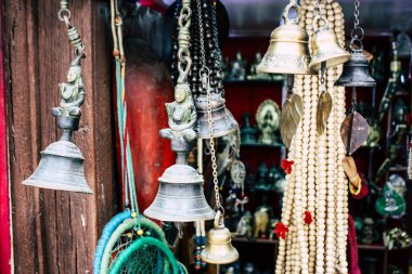 Katmandu Nepal 22 Ağustos 2018 Nepalce Closeup dekoratif objeler sabah Katmandu Thamel Street bir Hediyelik eşya dükkanında satılan