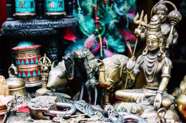 Katmandu Nepal 22 Ağustos 2018 Nepalce Closeup dekoratif objeler sabah Katmandu Thamel Street bir Hediyelik eşya dükkanında satılan