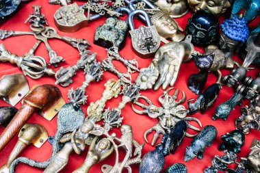 Katmandu Nepal 22 Ağustos 2018 Nepalce Closeup dekoratif objeler sabah Katmandu Thamel Street bir Hediyelik eşya dükkanında satılan