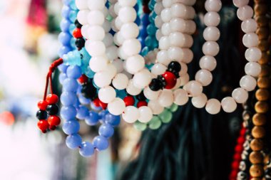 Katmandu Nepal 22 Ağustos 2018 Nepalce Closeup dekoratif objeler sabah Katmandu Thamel Street bir Hediyelik eşya dükkanında satılan