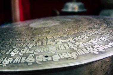 Katmandu Nepal 22 Ağustos 2018 Nepalce Closeup dekoratif objeler sabah Katmandu Thamel Street bir Hediyelik eşya dükkanında satılan