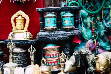Katmandu Nepal 22 Ağustos 2018 Nepalce Closeup dekoratif objeler sabah Katmandu Thamel Street bir Hediyelik eşya dükkanında satılan
