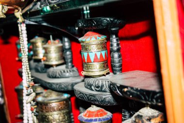 Katmandu Nepal 22 Ağustos 2018 Nepalce Closeup dekoratif objeler sabah Katmandu Thamel Street bir Hediyelik eşya dükkanında satılan
