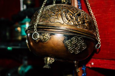 Katmandu Nepal 22 Ağustos 2018 Nepalce Closeup dekoratif objeler sabah Katmandu Thamel Street bir Hediyelik eşya dükkanında satılan