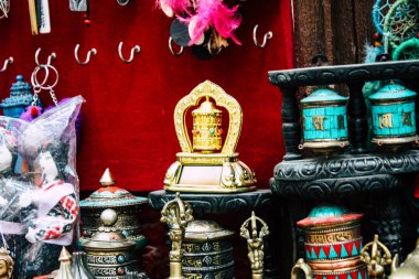 Katmandu Nepal 22 Ağustos 2018 Nepalce Closeup dekoratif objeler sabah Katmandu Thamel Street bir Hediyelik eşya dükkanında satılan