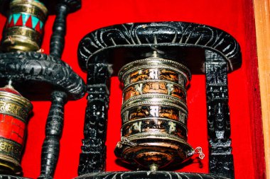 Katmandu Nepal 22 Ağustos 2018 Nepalce Closeup dekoratif objeler sabah Katmandu Thamel Street bir Hediyelik eşya dükkanında satılan