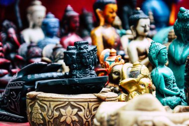 Katmandu Nepal 22 Ağustos 2018 dekoratif Buda heykelleri Closeup satılan bir Hatıra Eşyası dükkanda Thamel Street Kathmandu
