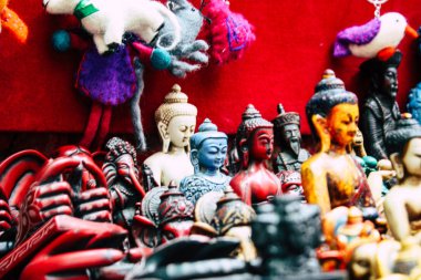 Katmandu Nepal 22 Ağustos 2018 dekoratif Buda heykelleri Closeup satılan bir Hatıra Eşyası dükkanda Thamel Street Kathmandu