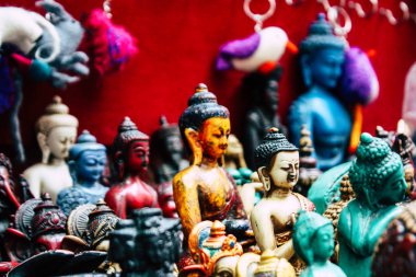 Katmandu Nepal 22 Ağustos 2018 dekoratif Buda heykelleri Closeup satılan bir Hatıra Eşyası dükkanda Thamel Street Kathmandu