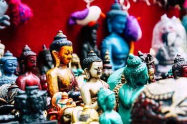 Katmandu Nepal 22 Ağustos 2018 dekoratif Buda heykelleri Closeup satılan bir Hatıra Eşyası dükkanda Thamel Street Kathmandu