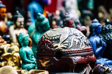 Katmandu Nepal 22 Ağustos 2018 dekoratif Buda heykelleri Closeup satılan bir Hatıra Eşyası dükkanda Thamel Street Kathmandu