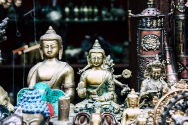 Katmandu Nepal 22 Ağustos 2018 dekoratif Buda heykelleri Closeup satılan bir Hatıra Eşyası dükkanda Thamel Street Kathmandu
