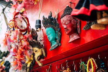 Katmandu Nepal 22 Ağustos 2018 geleneksel Nepalce maske Closeup satılan bir Hatıra Eşyası dükkanda Thamel Street Kathmandu