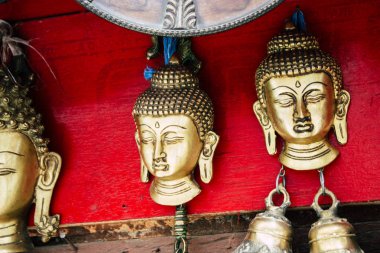 Katmandu Nepal 22 Ağustos 2018 geleneksel Nepalce maske Closeup satılan bir Hatıra Eşyası dükkanda Thamel Street Kathmandu