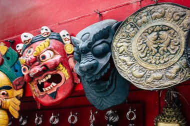 Katmandu Nepal 22 Ağustos 2018 geleneksel Nepalce maske Closeup satılan bir Hatıra Eşyası dükkanda Thamel Street Kathmandu